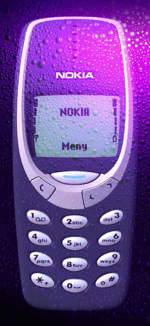 一部在紫色霓虹燈下發光的濕Nokia手機。 — Motorola 壁紙