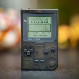 一部黑色 Game Boy Pocket 顯示俄羅斯方塊標題畫面。 — 遊戲 壁紙