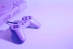紫色PlayStation主機和手掣放在白色表面上，燈光柔和。 — MacBook Pro M3 壁紙