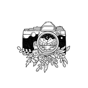 復古相機被玫瑰和樹葉包圍，展示夜晚的山湖。 — 黑白藝術 壁紙