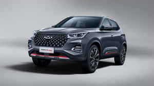 深灰色 Tiggo 4 Pro SUV 在工作室燈光下帶有紅色飾邊。 — 酷車 壁紙