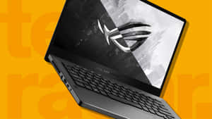 黑色 ROG Zephyrus 電競手提電腦在橙色背景上，帶有微弱文字。 — 美學筆電 壁紙