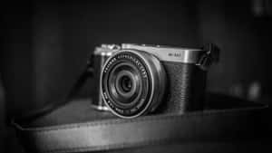 一部 Fujifilm X-M1 相機放在皮革上，景深較淺。 — 攝影師 壁紙