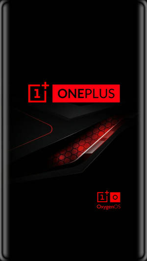 黑色智能手機，帶有紅色 OnePlus 和 OxygenOS 標誌以及發光的六邊形光線圖案。 — OnePlus 壁紙