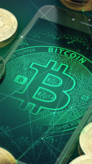 智能手機顯示Bitcoin標誌，附近有實體硬幣。 — 加密貨幣 壁紙