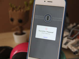 智能手機要求 Touch ID 以解鎖 1Password 應用程式，背景有 Groot 公仔。