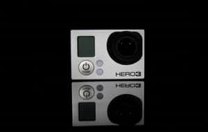 銀色GoPro HERO3相機在黑色表面上的倒影 — 悟吉達 壁紙