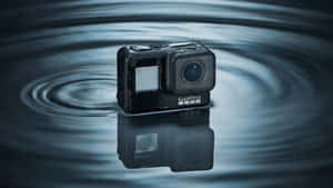一部GoPro相機漂浮在水中，帶有漣漪和倒影。 — 悟吉達 壁紙