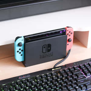 Nintendo Switch主機配備彩色控制器，放在桌上，旁邊有一個遊戲鍵盤。 — iPad Air 11 壁紙