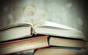 打開的書，心形書頁放在復古書堆上。