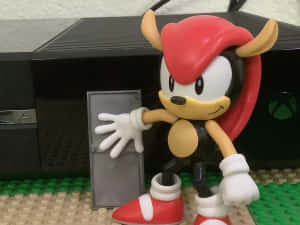 Knuckles the Echidna 玩具人偶在 LEGO 底座上，前方是 Xbox 主機。 — 超音鼠 壁紙
