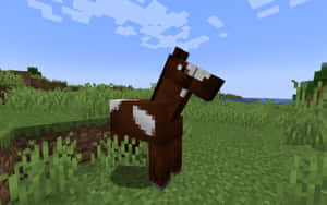 一隻像素化的棕色馬帶有白色斑點，站在Minecraft的草地上。 — 最佳 Minecraft 壁紙