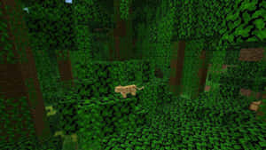 一隻像素化的豹在 Minecraft 叢林中，周圍有方塊狀的樹木和綠色樹葉。