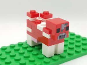 由紅白積木組成的LEGO牛，在綠色底板上 — 型格 Minecraft 壁紙
