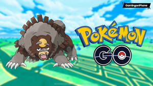 圈圈熊在晴朗藍天和綠色地形的 Pokémon GO 遊戲場景中咆哮。 — 藍天 壁紙