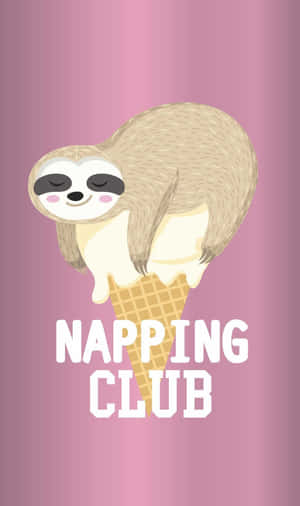 一隻樹懶在雪糕筒上睡覺，並帶有「NAPPING CLUB」文字。 — Galaxy Tab A 壁紙