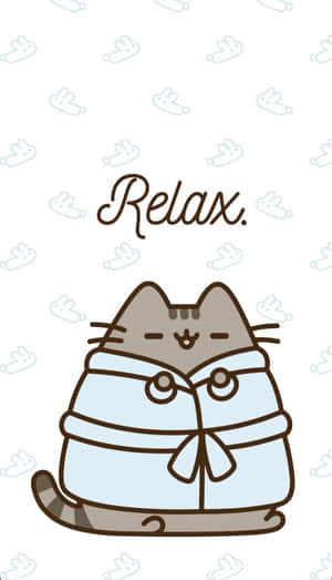 一隻穿著浴袍的卡通貓在白色背景上帶著兔子輪廓和「Relax」字樣微笑。 — 萌 壁紙