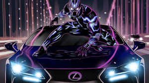 穿著發光套裝的黑豹蹲在紫色 Lexus 上，身處夜晚霓虹城市。