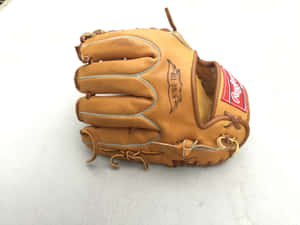 帶有 Rawlings 標誌和 Wing Tip 品牌標誌的棕褐色皮革棒球手套。 — 棒球 壁紙