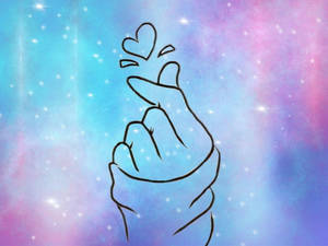 手在星空宇宙背景下做出心形手勢 — 銀河 壁紙