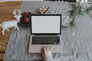 手在木桌上被節日裝飾環繞下打字 — MacBook Air M3 壁紙