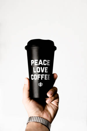 手拿著印有peace love coffee字樣的黑色咖啡杯。 — 和平 壁紙