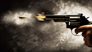 手發射左輪手槍，帶有槍口閃光和煙霧。 — 目標 壁紙