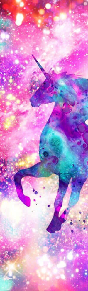一隻色彩繽紛的水彩獨角獸在閃爍的宇宙背景中奔跑。 — 彩虹小馬 壁紙
