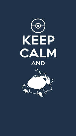 卡比獸在「Keep Calm and」文字下方，帶有精靈球圖標，在深藍色背景上睡覺。 — iPhone 粉紅美學 壁紙