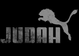 灰色跳躍獅子標誌位於黑色上磨損字體的「JUDAH」之上。 — 獅子王 GIF 壁紙