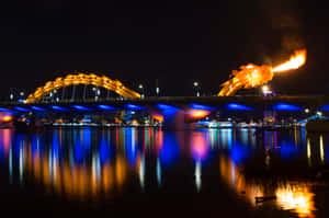 夜間火龍橋，噴火與水中城市倒影。