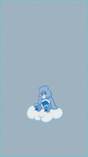 藍色Care Bear坐喺雲上面，背景係柔和嘅藍色。 — 可愛卡通 壁紙