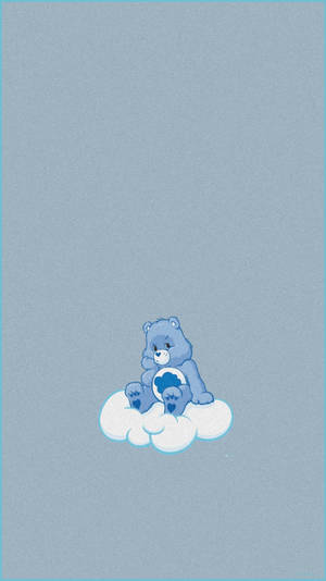 藍色Care Bear坐喺柔和藍色天空嘅雲上面。 — 可愛卡通 壁紙