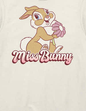 卡通兔仔拎住粉紅色花，T恤上有 'Miss Bunny' 字樣。 — 可愛兔仔 壁紙
