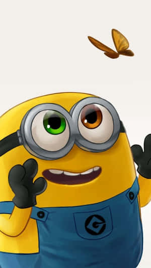 一隻微笑嘅黃色Minion，有唔同顏色嘅眼，揮手時有蝴蝶飛過。 — 黃色 壁紙