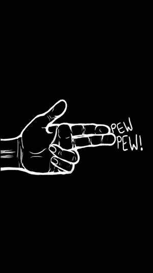手做出射擊手勢，帶有「pew pew！」文字 — 黑白 壁紙