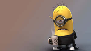黃色Minion拿著冒煙咖啡杯，頭髮插著鉛筆 — 螢光黃 壁紙