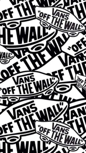 黑白重複Vans Off The Wall標誌圖案牆紙。