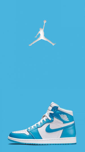 藍色背景上帶有Jumpman標誌的藍白Jordan 1運動鞋。 — Jordan 標誌 GIF 壁紙