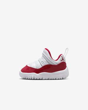 一雙紅白色的幼兒Air Jordan 11運動鞋，放在白色背景上。 — Jordan 標誌 GIF 壁紙