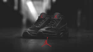 黑色Jordan 11運動鞋，紅色標誌，黑暗地板，聚光燈下。