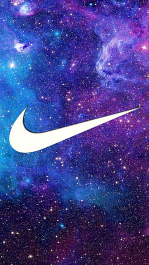 白色Nike swoosh標誌在色彩繽紛的星空太空背景上。