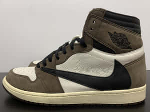 特寫一雙棕色、白色和黑色的Air Jordan高筒運動鞋，置於深色表面上。 — Jordan 標誌 GIF 壁紙