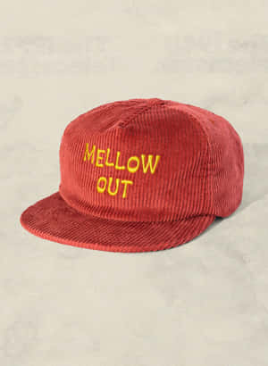 灰色背景上帶有黃色 mellow out 文字的紅色燈芯絨帽 — iPad 第9代 壁紙
