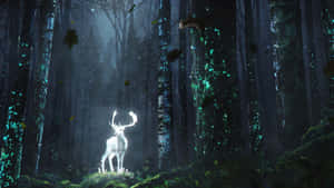 一頭發光的白色雄鹿在神秘的森林中，藍色粒子從樹上落下。 — 獅子王 GIF 壁紙