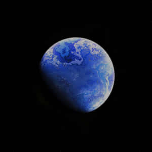 太空中被星星包圍的帶有白雲的藍色行星 — iPad Air 13 壁紙