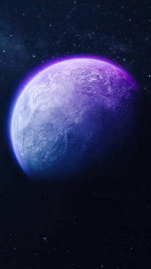 一顆發光的紫色和藍色行星漂浮在佈滿星星的太空之中。 — 紫色 iPhone 壁紙