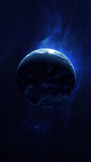 一顆發光的藍色行星，被宇宙星雲和深空中的星星環繞。 — 行星 壁紙