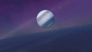 一顆巨大的條紋行星漂浮在深藍色外星海洋之上，背景是繁星點點的紫色天空。 — 暗黑極簡 壁紙