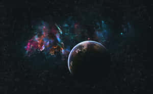 在繁星點點的太空中，一顆擁有陸地和海洋的行星靠近色彩繽紛的宇宙星雲。